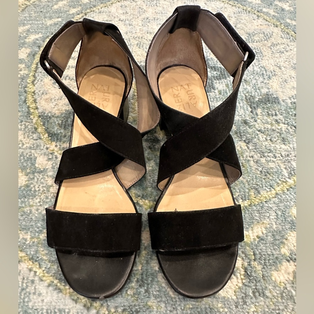 Naturalizer Sz 7.5 black strappy sandal